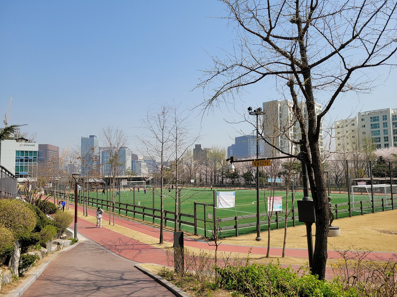 跟队：麦迪逊赛后拄拐穿过混合采访区，神情十分沮丧