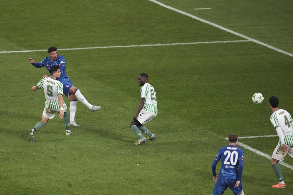 欧文突破造成杀伤球成功，全场尖叫